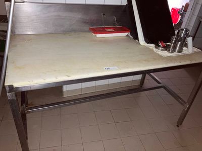 un bureau sur lequel est posé un ordinateur portable, dans une cuisine