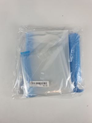 un sac en plastique contenant une brosse à dents bleue