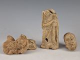 quatre pièces de poterie antique sont exposées sur un fond blanc