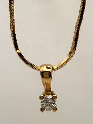collier plaqué or avec un pendentif en diamant monté sur une chaîne serpent