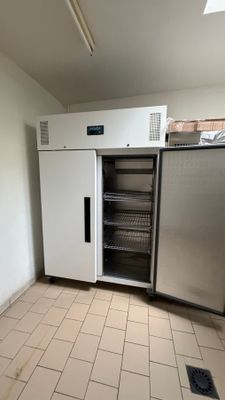 une photo d'une cuisine avec un réfrigérateur à l'intérieur