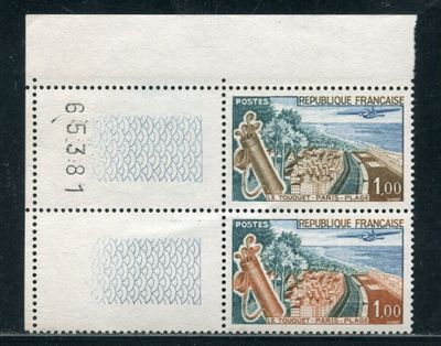 deux timbres sur lesquels figure une girafe