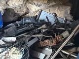 un tas d'objets divers à l'arrière d'un camion