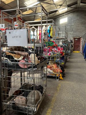 beaucoup de vêtements et de chaussures exposés dans un magasin