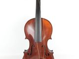 un vieux violon posé sur un pupitre en bois, lui-même posé sur une surface blanche