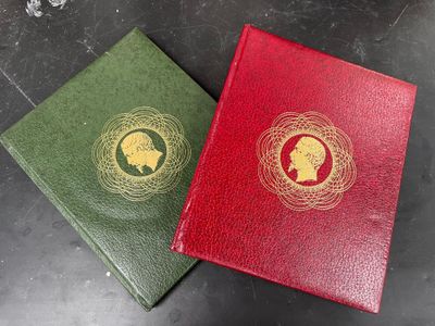 deux livres, un rouge et un vert, posés sur une table