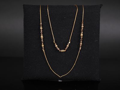 un ensemble composé d'un collier et d'un bracelet en or sur fond noir