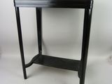 une image représentant une petite table sur laquelle se trouve une étagère