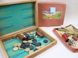 une boîte en bois contenant des boutons et d'autres objets