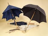 deux parapluies posés l'un à côté de l'autre sur une table