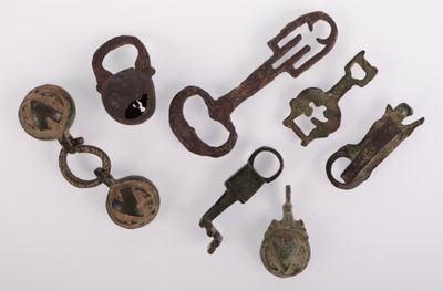 Lot comprenant : une clé à tige coudée et dents