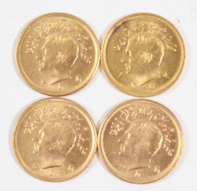 quatre pièces d'or, dont l'une porte l'effigie d'une femme
