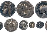 une image représentant un groupe de pièces d'argent sur lesquelles figurent des visages