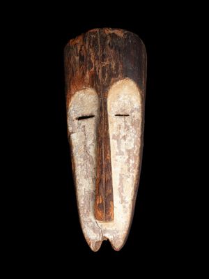 une image d'un masque en bois sur fond noir