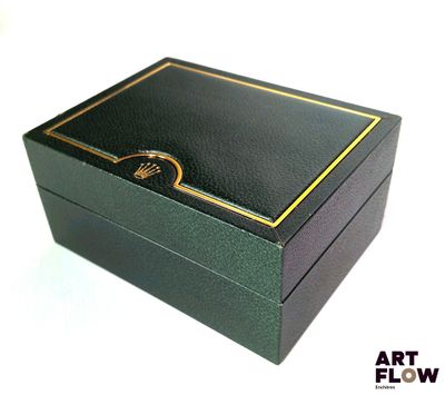 une boîte noire ornée de dorures et d'un anneau sur le couvercle