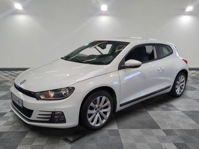 la volkswagen golf blanche est garée sur un carrelage à carreaux