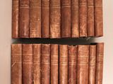 une pile de vieux livres posée sur une table blanche