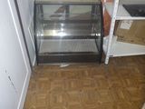 une vitrine en verre dans le coin d'une pièce