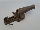 un vieux pistolet posé sur une table
