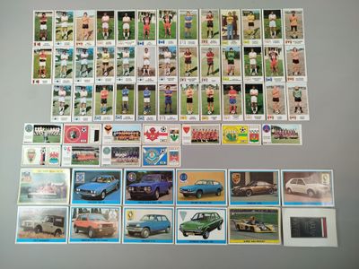 beaucoup de cartes posées sur la table, avec des images dessus