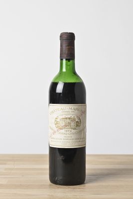 une bouteille de vin posée sur une table