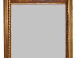 un miroir ancien dans un cadre doré, avec une peinture au dos