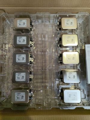 une boîte contenant des disques durs, posée sur la table