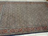 un grand tapis posé sur le sol d'une pièce