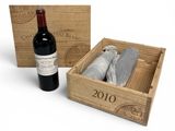 une bouteille de vin dans un coffret en bois à côté d'une bouteille de vin