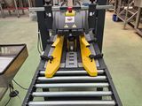 une photo d'un tapis roulant dans une usine
