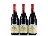 trois bouteilles de vin rouge sur fond blanc