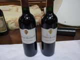 deux bouteilles de vin posées sur une table l'une à côté de l'autre