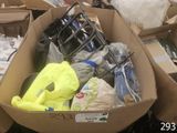une boîte en carton remplie d'articles assortis dans un entrepôt