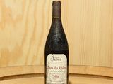 une bouteille de vin posée sur un tonneau