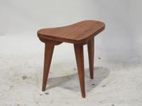 Petite table en bois, le plateau de forme libre, le piètemen…