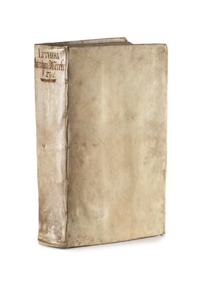 un vieux livre posé sur une table à côté d'un fond blanc