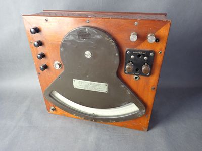 une photo d'une radio à l'ancienne avec un boîtier en bois