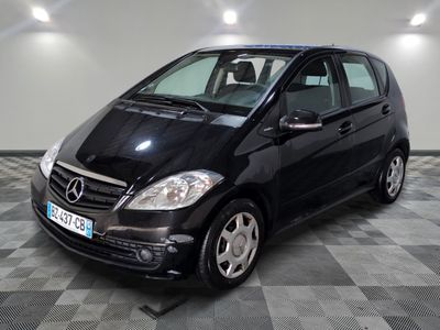 une photo d'une mercedes noire de classe b garée dans un garage