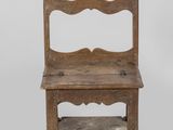 une vieille chaise en bois avec une assise en bois et une étagère au dos