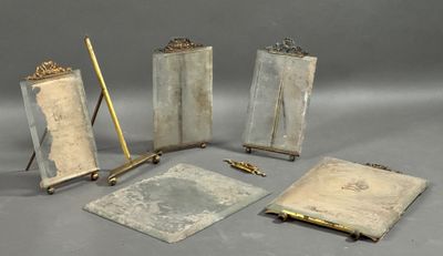 quatre œuvres d'art posées sur une table