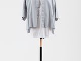 une photo d'une chemise posée sur un mannequin, sur fond blanc