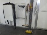 une photo d'un garage avec des outils accrochés au mur