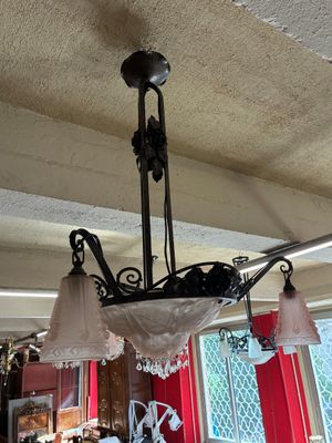 Lustre Art déco en verre moulé pressé à fond rose et décor f…
