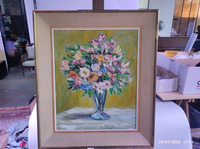 une peinture de fleurs dans un vase sur une table