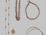 un assortiment de bijoux comprenant un collier, un bracelet et une bague