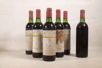 six bouteilles de vin sont alignées dans une rangée