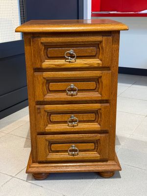 une image d'une commode en bois dans une pièce