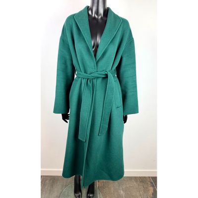 un manteau vert avec une ceinture sur un mannequin, un mannequin, un mannequin, un mannequin, un mannequin, un mannequin, un mannequin, un mannequin