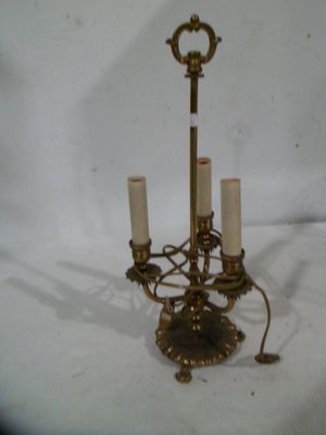 un bougeoir avec trois bougies sur une table