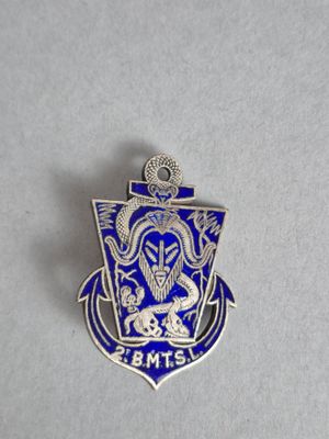 gros plan d'un badge sur une surface blanche